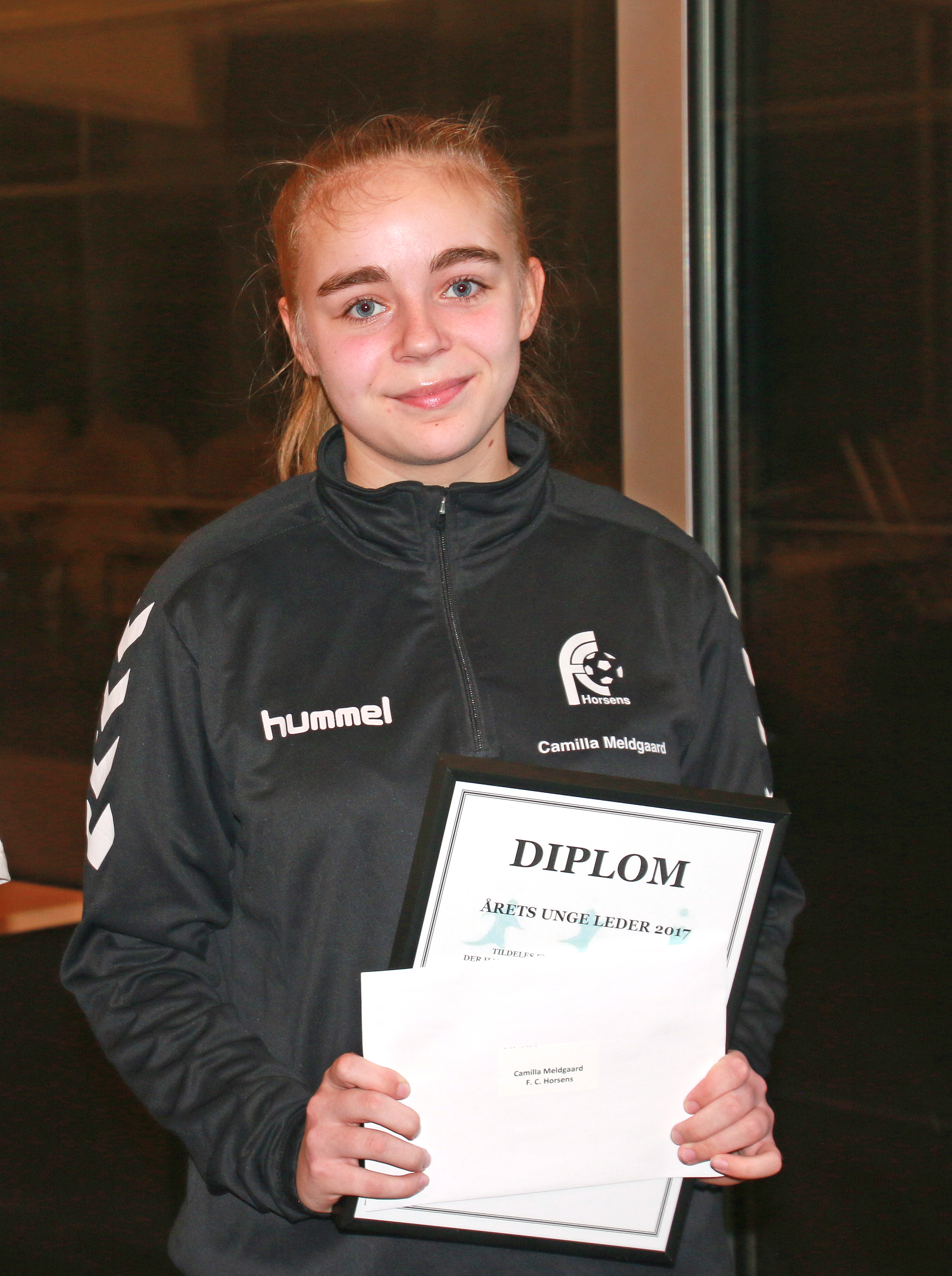 Camilla med diplom i Forum Horsens Loungen