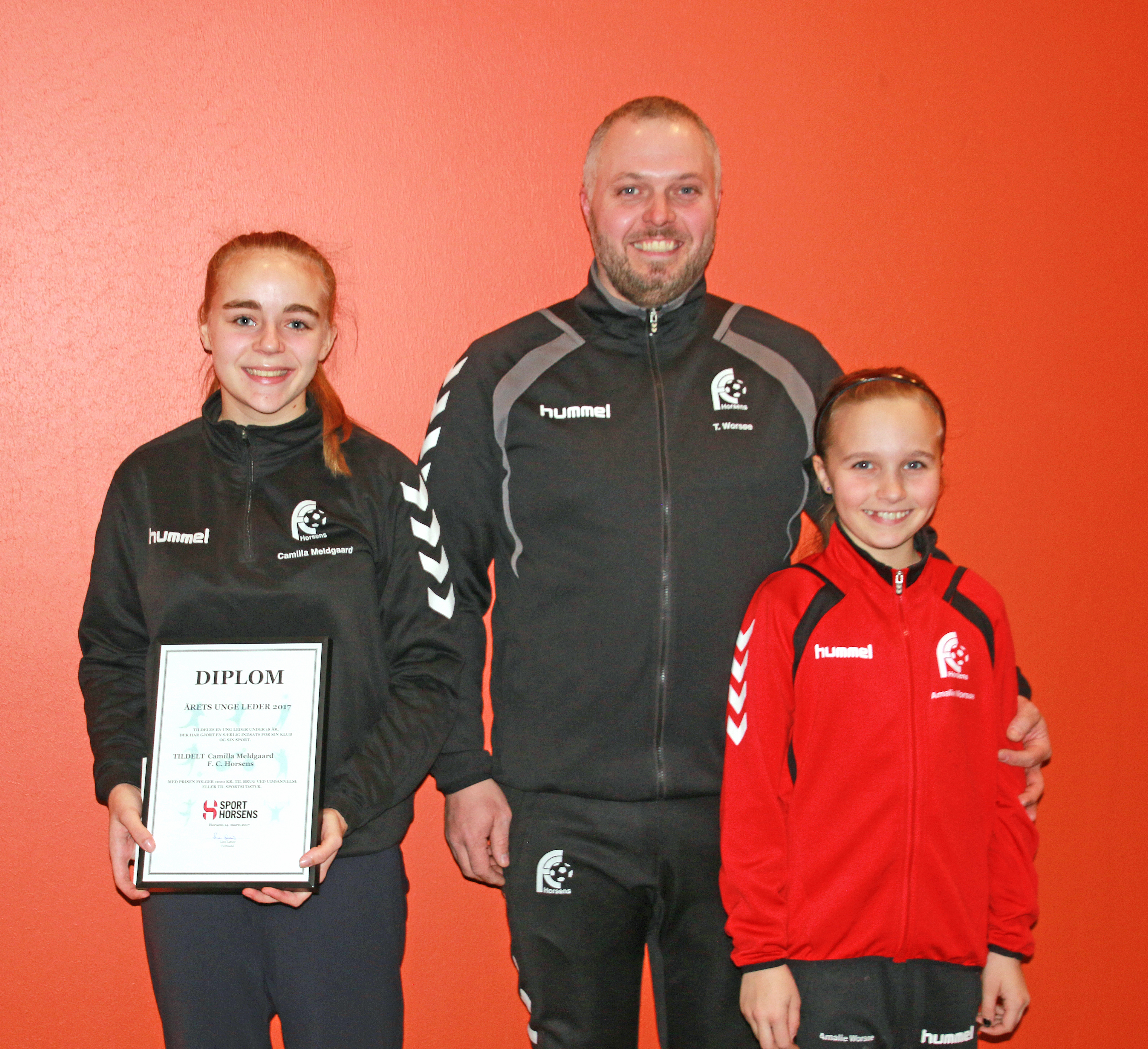 Thomas Worsøe og Amalie "fra holdet" var med ved overrækkelsen